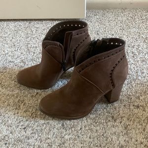 Vince Camuto 4.5 booties